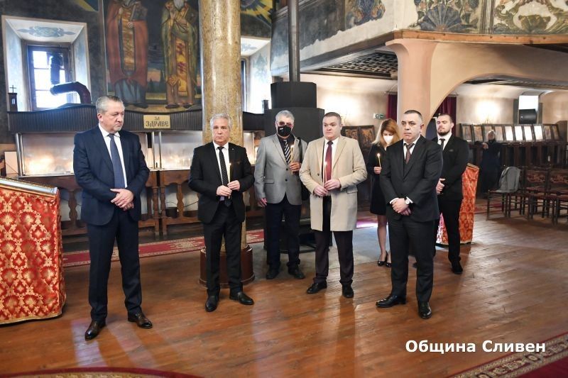 С панихида, молебен и звън на църковните камбани Сливен чества Трети март