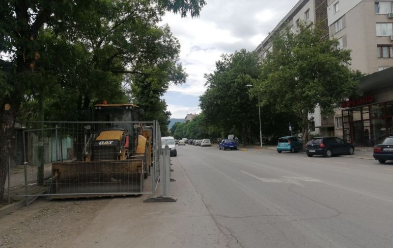 Изкопът на бул. 'Панайот Хитов' бе засипан, а машините спряха за няколко дни, докато довършителните работи продължат.