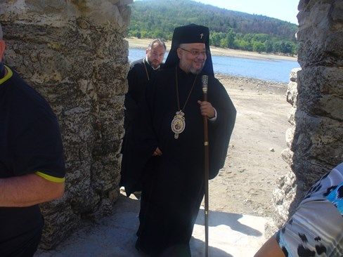 Божи знак: Внезапно се отдръпна водата над потопената черква в Жребчево