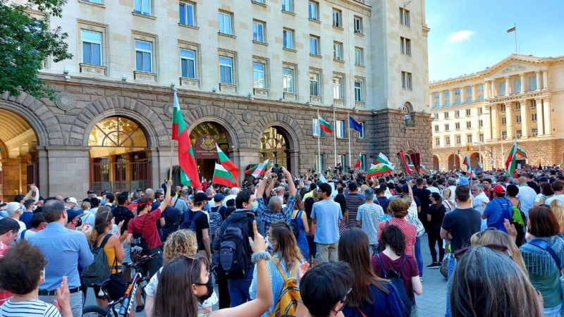 Сблъсъци и арести при протестите в центъра на София 