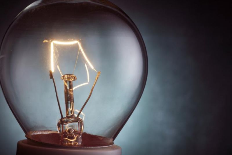 Едисън наблюдава първия си успешен опит с електрическа крушка