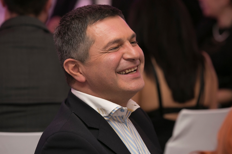 Погребението на Милен Цветков ще се забави? Дъщеря му се връща от Нидерландия, поставят я под карантина