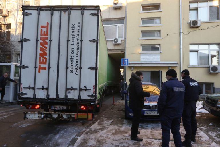 Кошмарна ситуация: Камионът, изпратен за телата на 45-те жертви от автобуса, се заклещи
