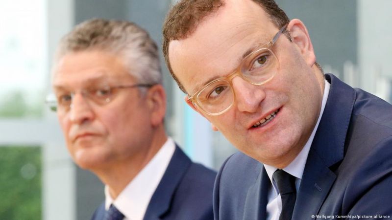 Германският здравен министър Йенс Шпан и директорът на Института 'Роберт Кох' Лотар Вилер