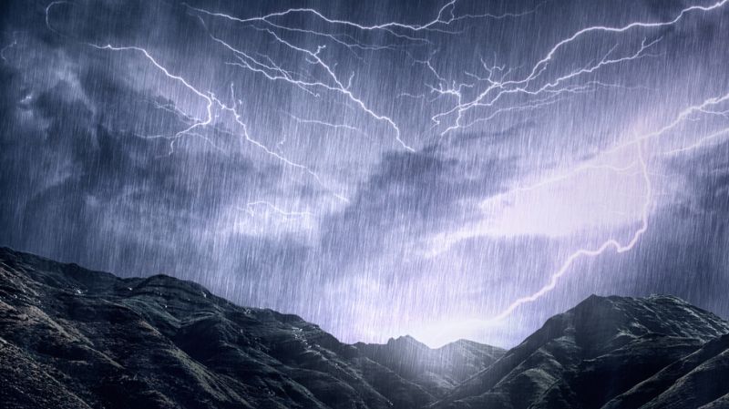 Опасно време в части от България в петък