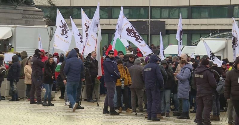 'ВЪЗРАЖДАНЕ' БЛОКИРА ЦЕНТЪРА НА СОФИЯ С ПРОТЕСТ СРЕЩУ COVID-СЕРТИФИКАТИТЕ