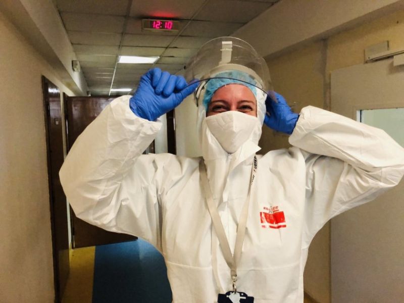 Депутатка стана доброволка, чисти тоалетни и коридори във ВМА