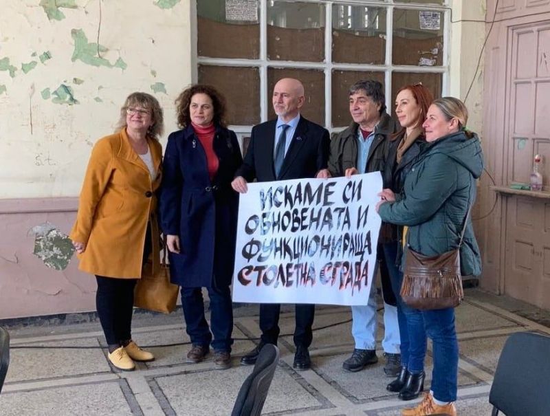 Транспортният министър Николай Събев подкрепи граждани от Нова Загора да се запази и ремонтира жп гарата в града