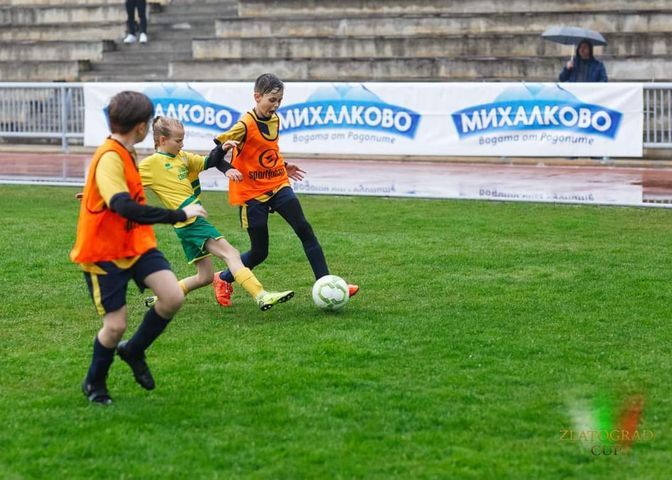 Млади футболни надежди утоляваха жаждата с вода