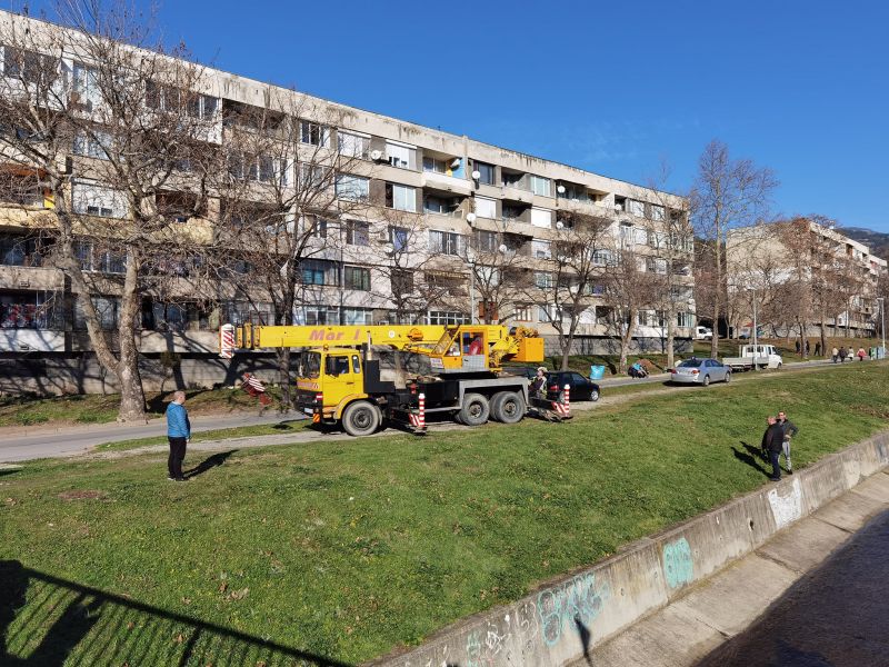 Забентват река Новоселска в Сливен за утрешния богоявленски ритуал и мъжко хоро