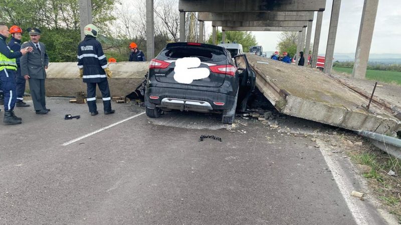 Мостово съоръжение падна върху кола край Девня, има ранени