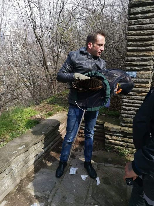 Експерт от Дирекция на Природен парк 'Сините камъни' улови лешояда в гр. Сливен 