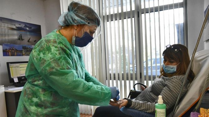 Близо 40 на сто от учителите и непедагогическия персонал ще бъдат изследвани за COVID-19