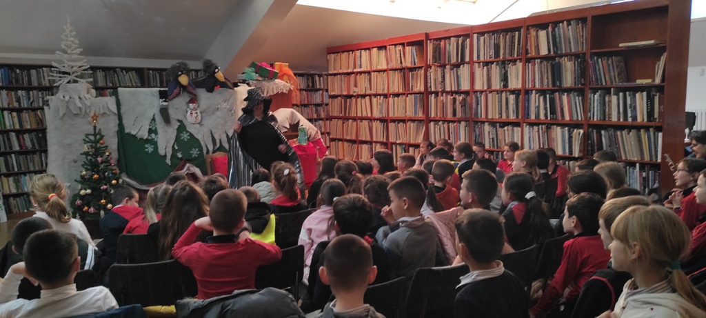 rbsd_xmas_in_library_2024_02.jpg