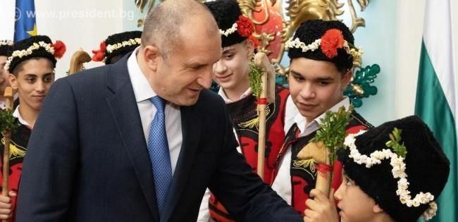 Президентът Радев прие на „Дондуков” 2 деца сурвакари от Сливен по случай Василица