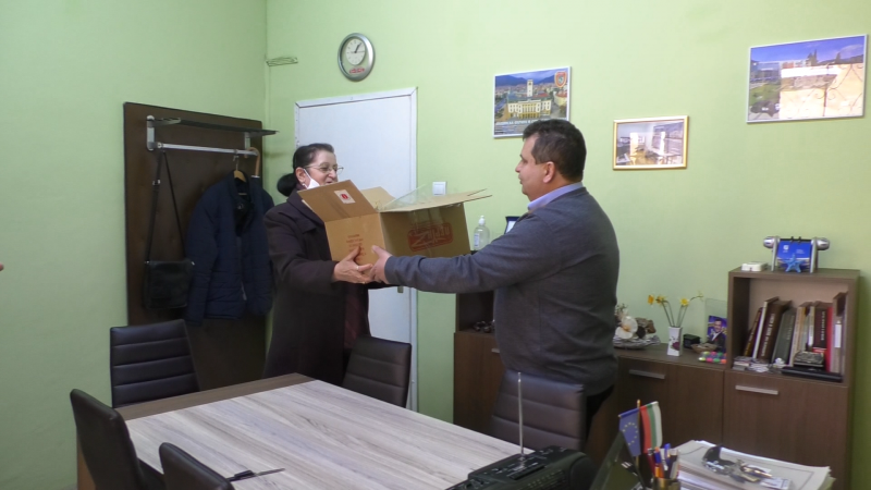 Зам. областният управител на Сливен Димитринка Петкова дари предпазни шлемове на Общинска охрана