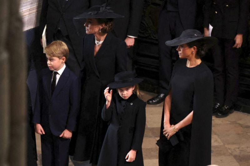 Любопитни щрихи и персонажи от едно кралско погребение