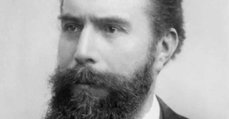 1895 г. – Вилхем Рьонтген прави първата рентгенова снимка