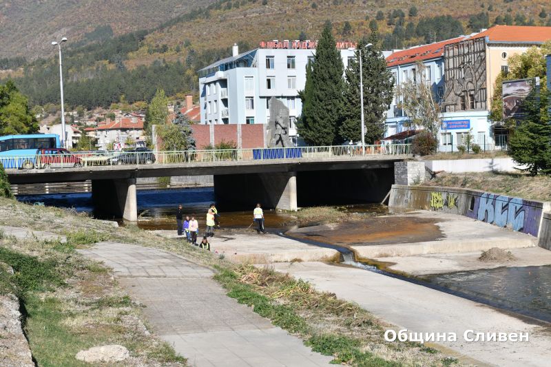 Общината почиства речните корита в Сливен
