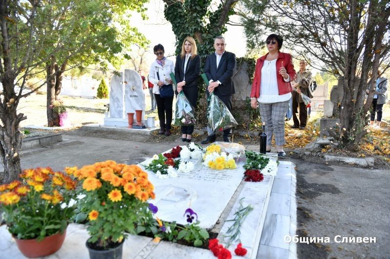 По повод Деня на народните будители в Сливен се извърши поклонение пред лобното място на видни сливенци