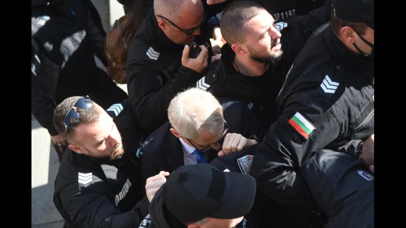 Протестиращи нападнаха министър Денков