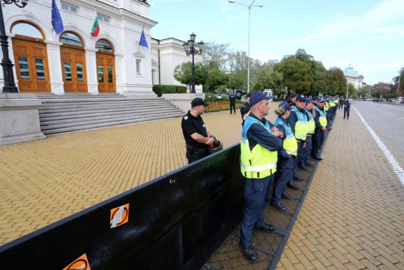 Заградиха Народното събрание, чака се голям протест