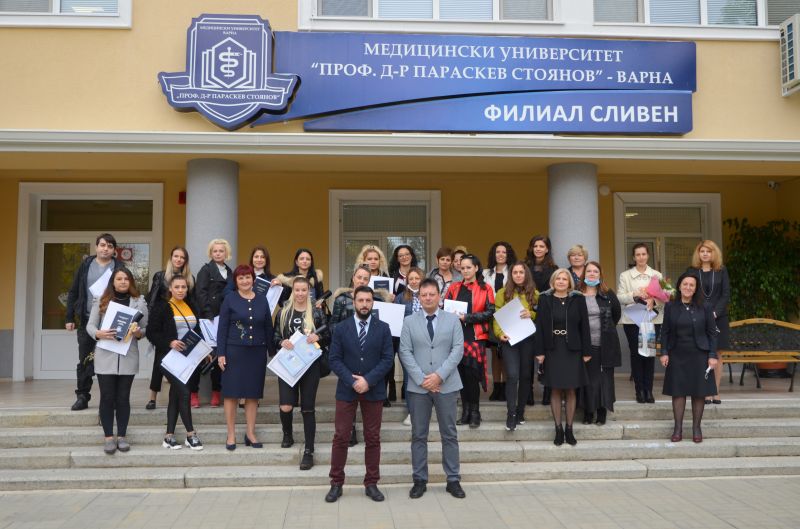 Връчиха дипломите на медицински сестри и акушерки, завършили Медицинския филиал в Сливен