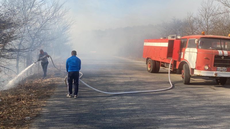 Доброволци помогнаха за ликвидирането на пожар край Стара река