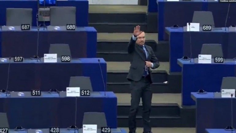 Джамбазки отправи нацистки поздрав в Европарламента