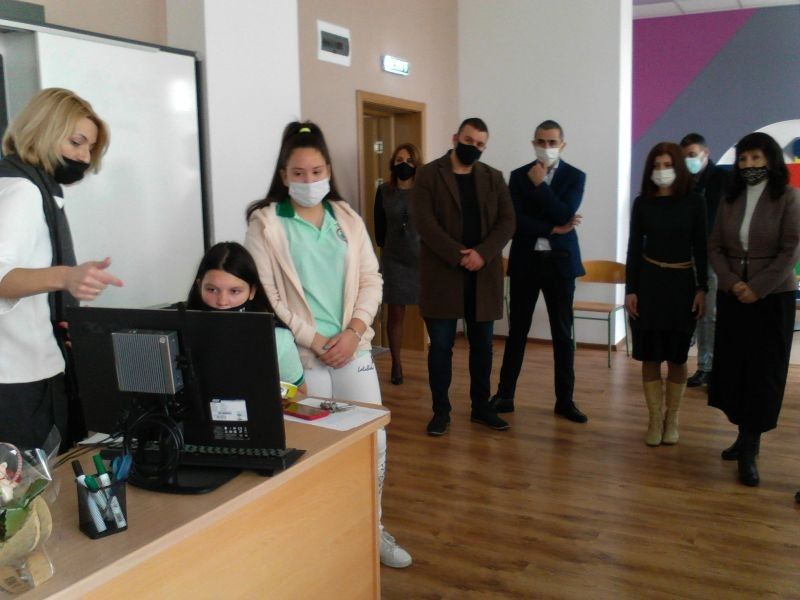 В ОУ„Панайот Хитов“ бе открита виртуална STEM-лаборатория по природни науки