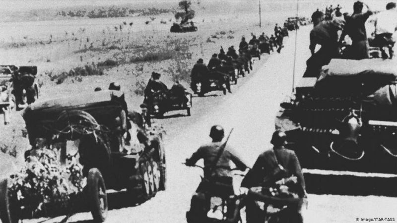 На 22 юни 1941 нацистка Германия напада Съветския съюз. Операция 'Барбароса' поставя началото на най-кървавата фаза от войната.