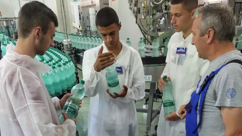Обучение на стажанти и месечна стипендия в компания 