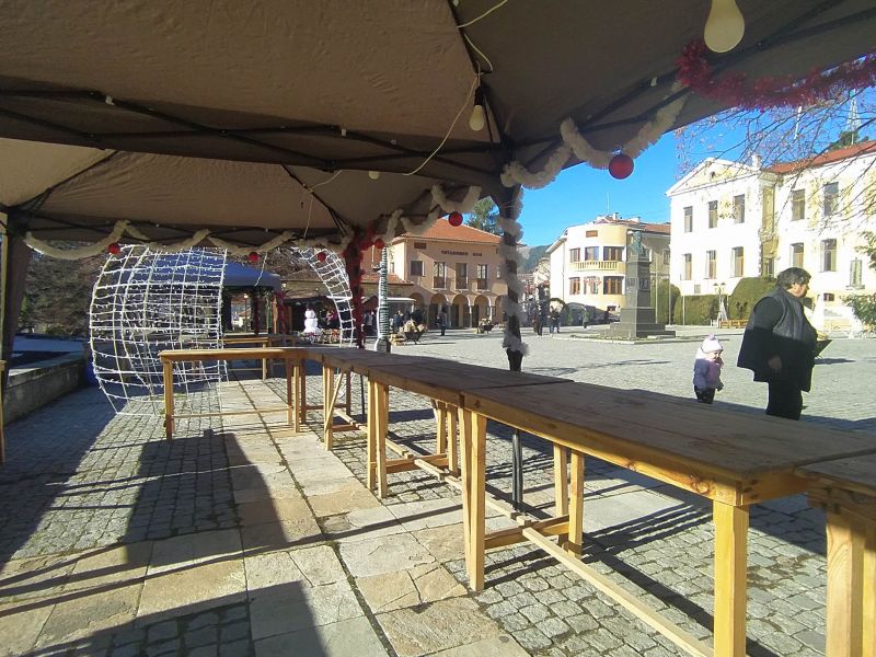 площад „Възраждане“ в Котел се подготвя да посрещне своите гости тази вечер.