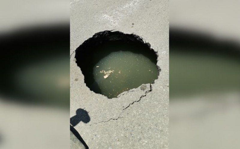 Огромна дупка на булевард....
