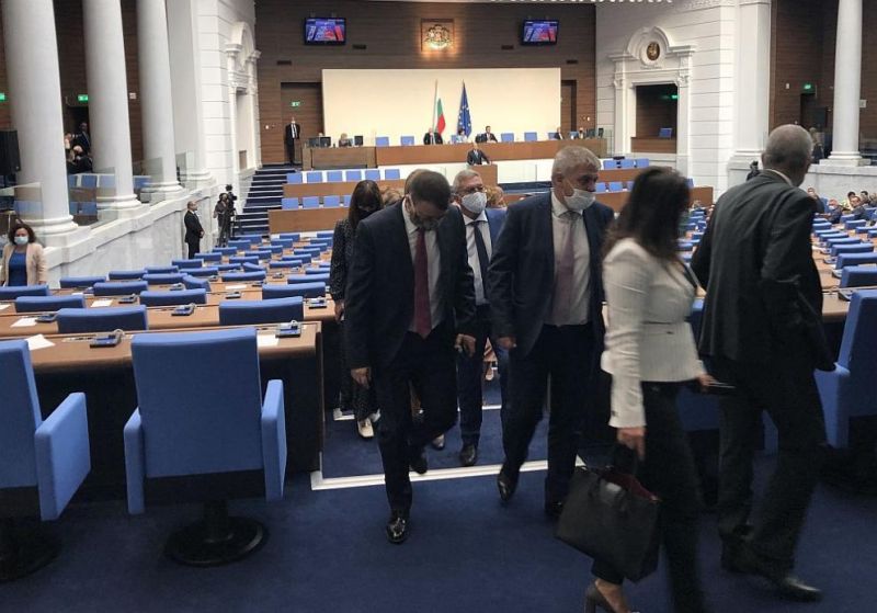 ГЕРБ напусна пленарната зала за изказването на Радев