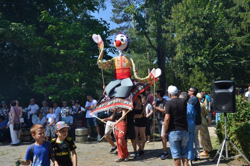 „Котленчето“ посрещна хиляди свои приятели на фестивала на Етносите, багрите и котленския килим