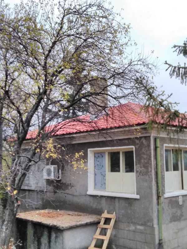 Отремонтираха покривите на здравната служба и пощата в село Градско