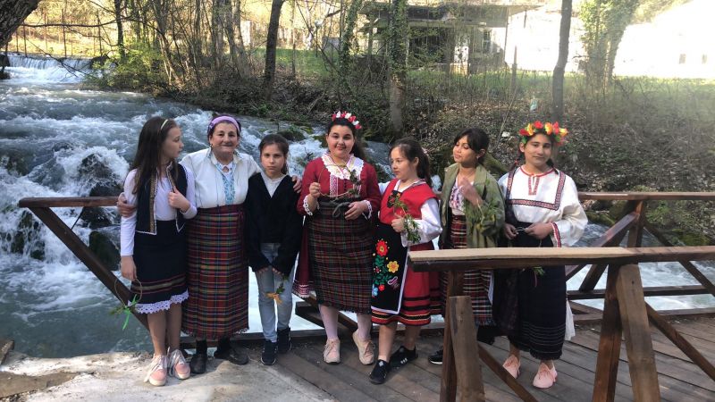 Децата от кръжока по тъкане към Центъра за подкрепа и личностно развитие (ЦПЛР) – Котел извършиха ритуала „Кумичкане“
