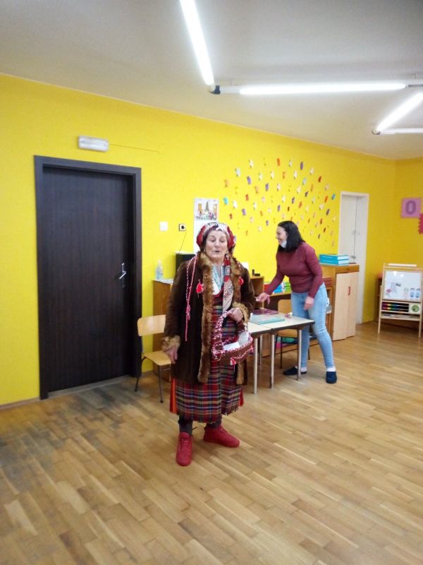 Баба Марта зарадва децата от котленската детска градина „Дъга“