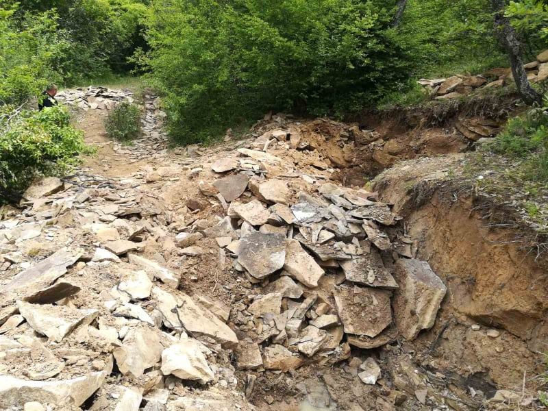 Разкриха незаконна кариера за добив на градешки камък