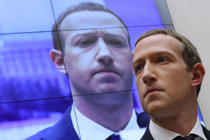 Facebook създава....