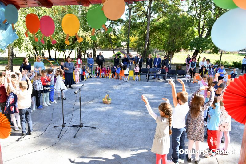 Детска градина „Здравец“ в кв. „Речица“ вече разполага с нова детска площадка