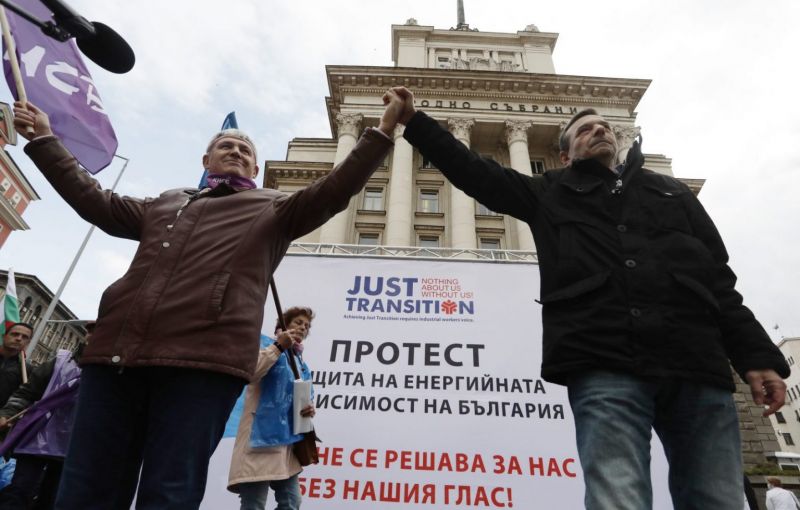 София под блокада: Надзиратели, синдикати и хора с увреждания излизат под прозорците на властта
