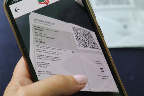 Гърция разследва съмнителни ковид сертификати от България