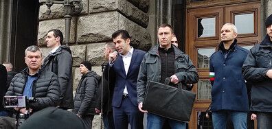 Премиерът отиде при протестиращите срещу антиCOVID мерките