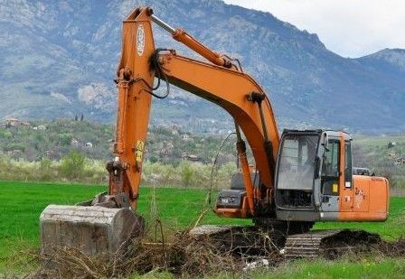 Продължава почистването от храсти и изсъхнали клони по общинската пътна мрежа
