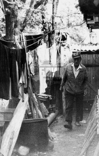 Илия Цветков пред дома си