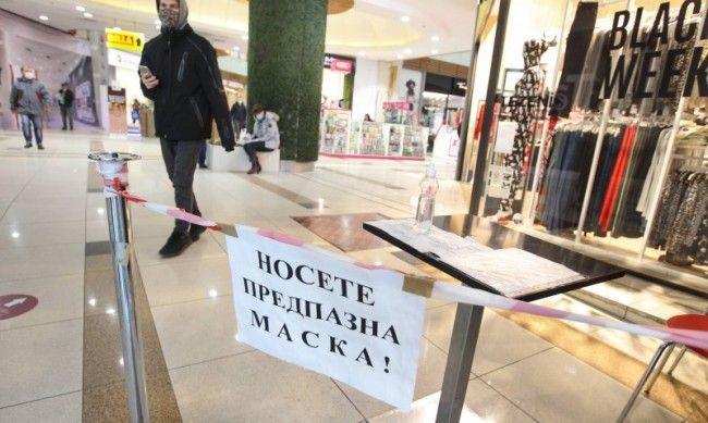 Молове, фитнеси, спортни зали в трескава подготовка преди да отварят