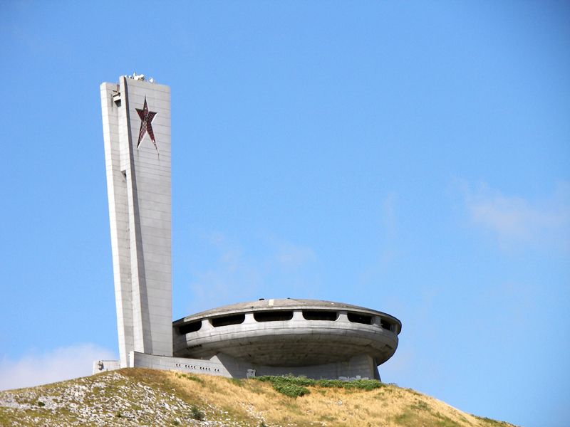 Чинията на Бузлуджа не спира да привлича света