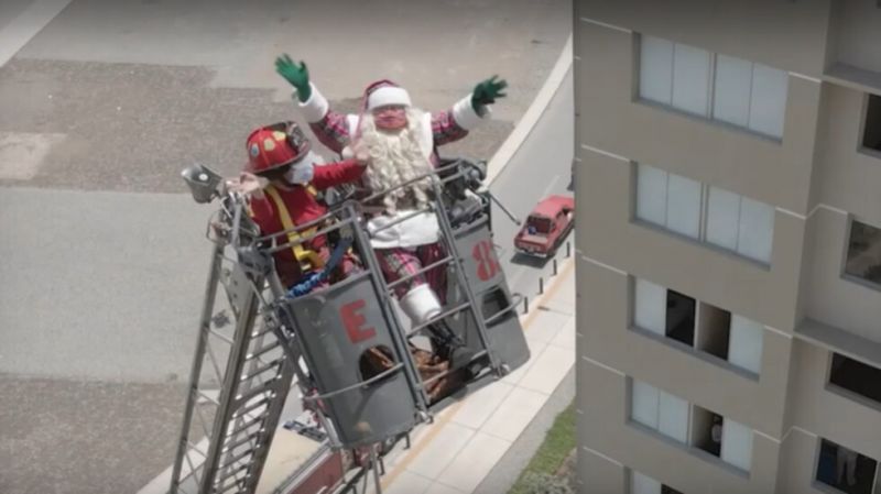 Дядо Коледа се качи на пожарен кран, за да изненада пациенти с COVID-19